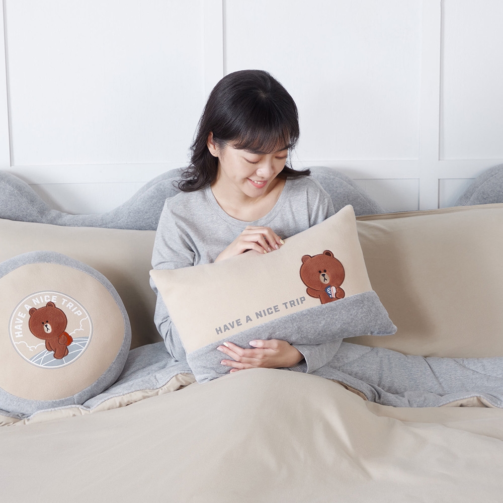 LINE FRIENDS｜熊大旅行方形抱枕（30x45公分）-奶茶棕產品圖