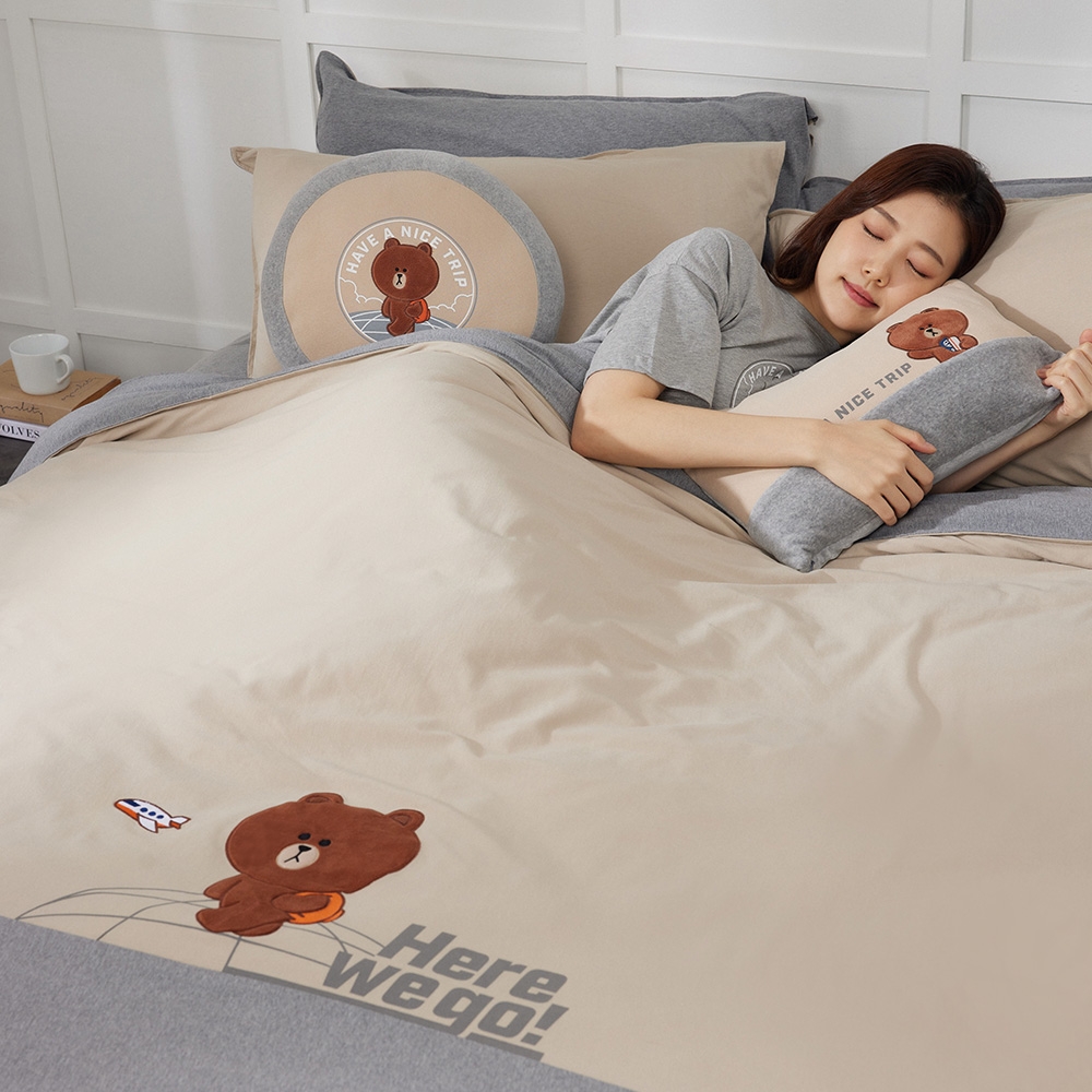 LINE FRIENDS｜熊大旅行方形抱枕（30x45公分）-奶茶棕產品圖