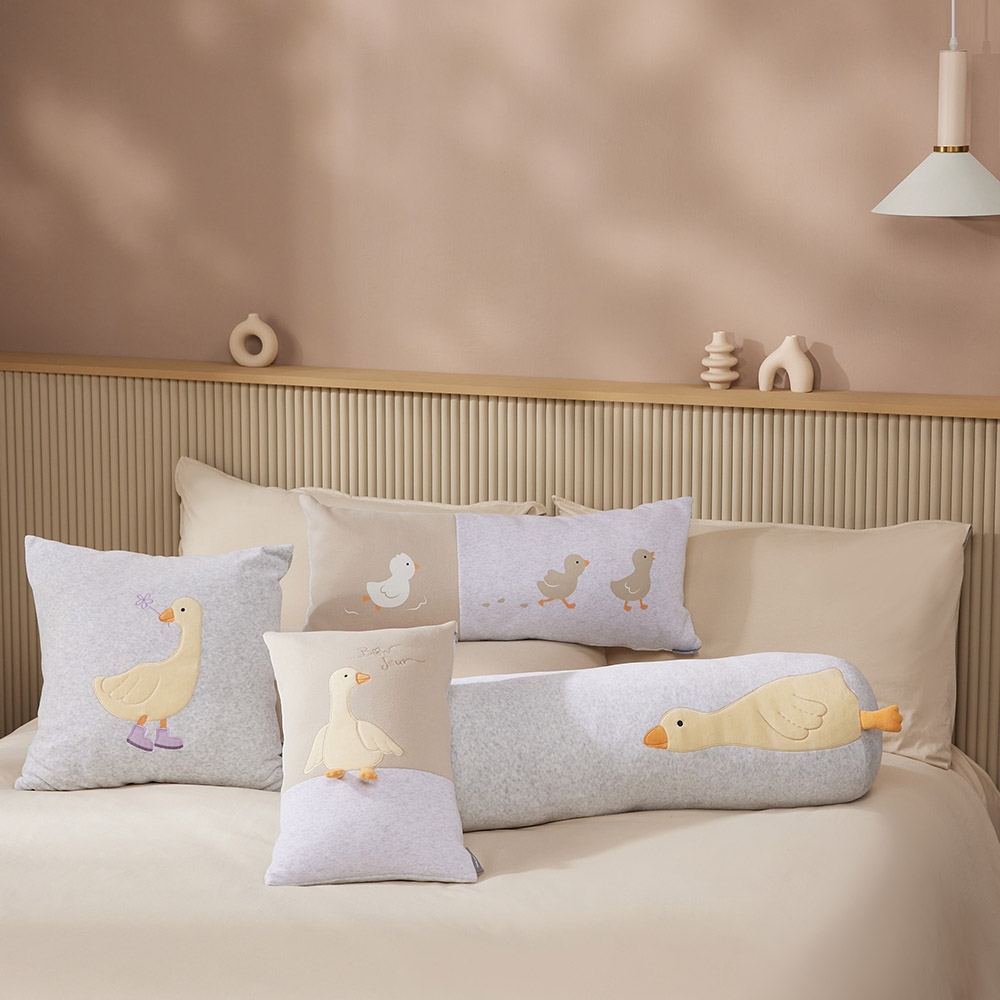 早安鵝方形抱枕（30x45公分）-奶霜杏產品圖